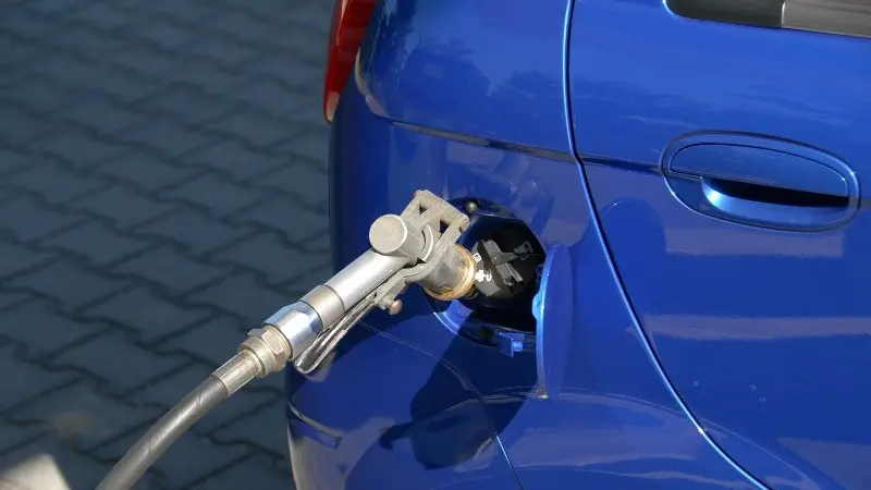 Il rifornimento di un'automobile a Gpl