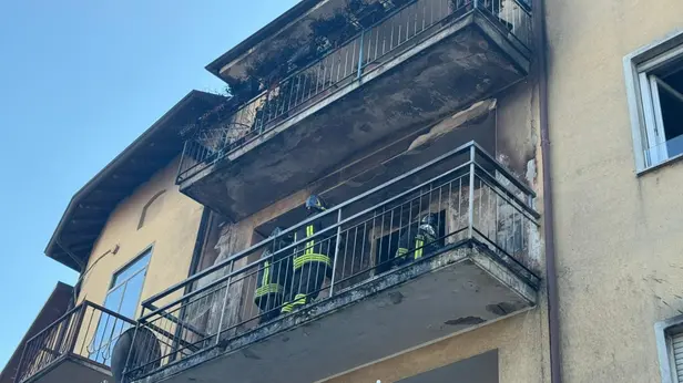 Il balcone andato in fiamme - © www.giornaledibrescia.it