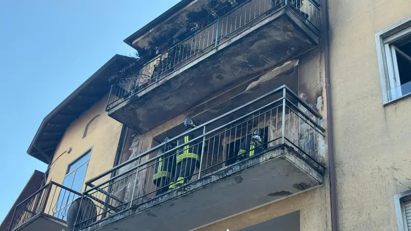 Il balcone andato in fiamme - © www.giornaledibrescia.it