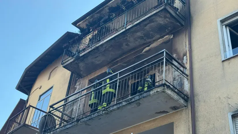 Il balcone andato in fiamme - © www.giornaledibrescia.it