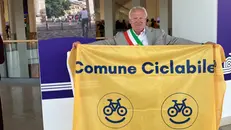 Il sindaco Bianchini con la bandiera gialla