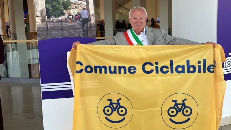 Il sindaco Bianchini con la bandiera gialla