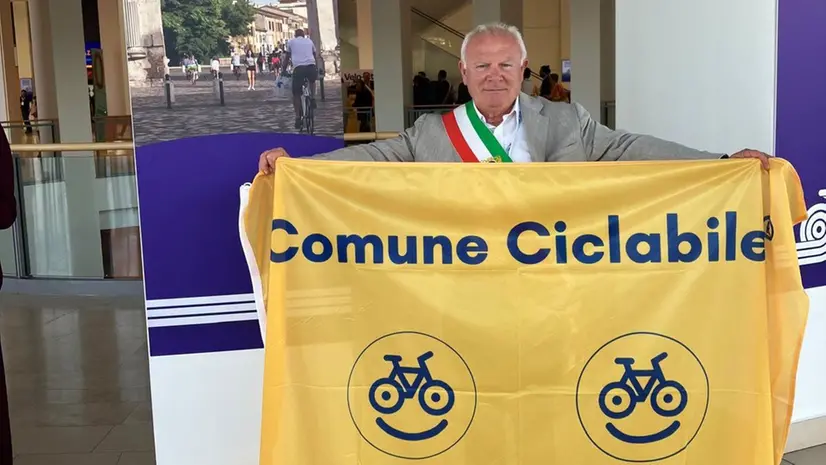 Il sindaco Bianchini con la bandiera gialla