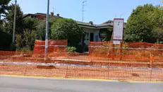 L'ingresso della casa chiuso dal cantiere - © www.giornaledibrescia.it