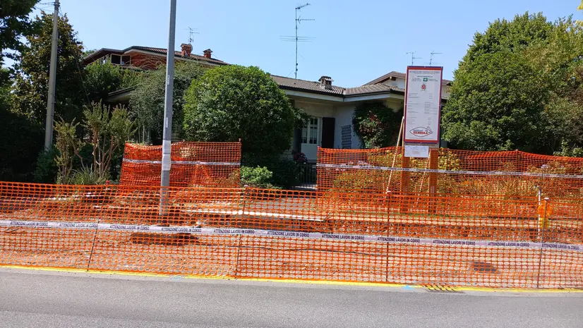 L'ingresso della casa chiuso dal cantiere - © www.giornaledibrescia.it