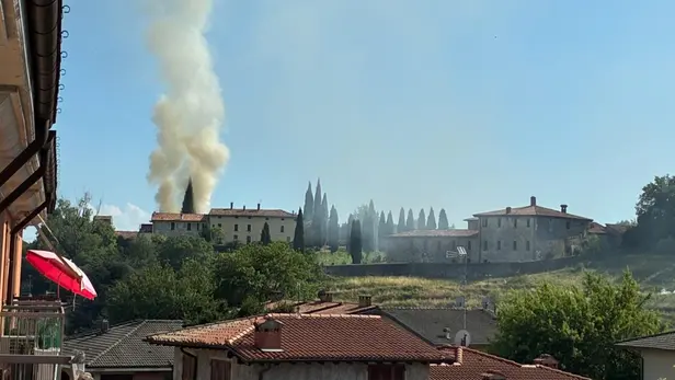 I Vigili del fuoco a Provezze per domare l'incendio