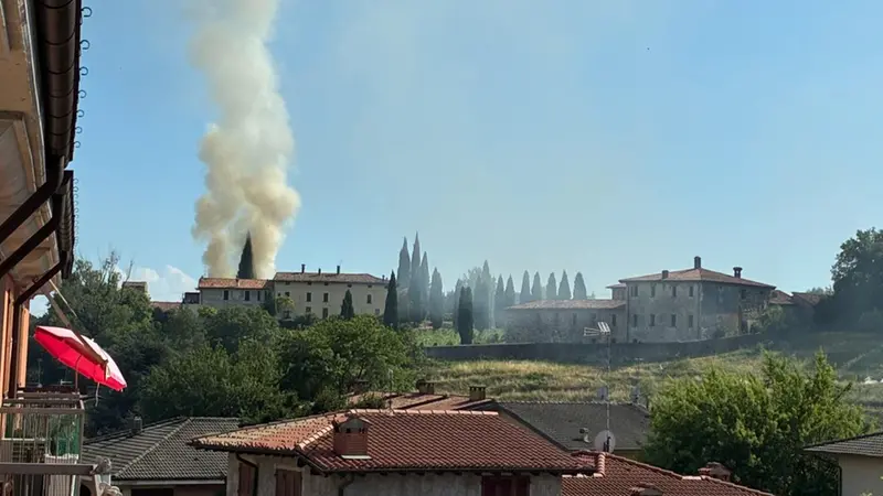 I Vigili del fuoco a Provezze per domare l'incendio
