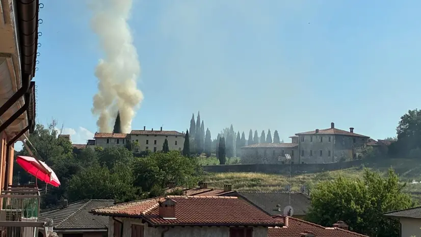 I Vigili del fuoco a Provezze per domare l'incendio