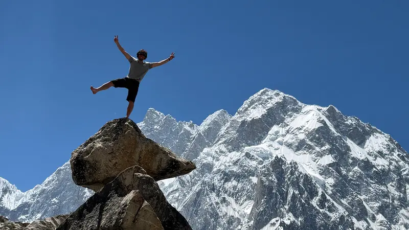 Ducoli in equilibrio tra le montagne in Pakistan
