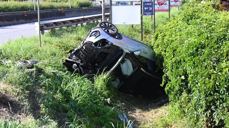 L'auto ribaltata in via Borgosatollo
