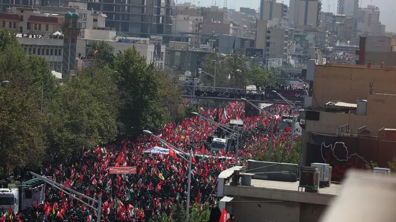 Il corteo funebre per Ali Khamenei