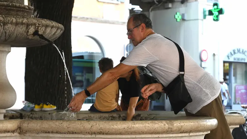 Un uomo cerca refrigerio a una fontana - © www.giornaledibrescia.it