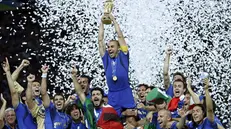 La Nazionale e il suo capitano Cannavaro alzano la Coppa del Mondo