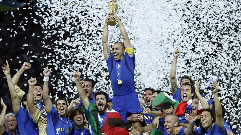 La Nazionale e il suo capitano Cannavaro alzano la Coppa del Mondo