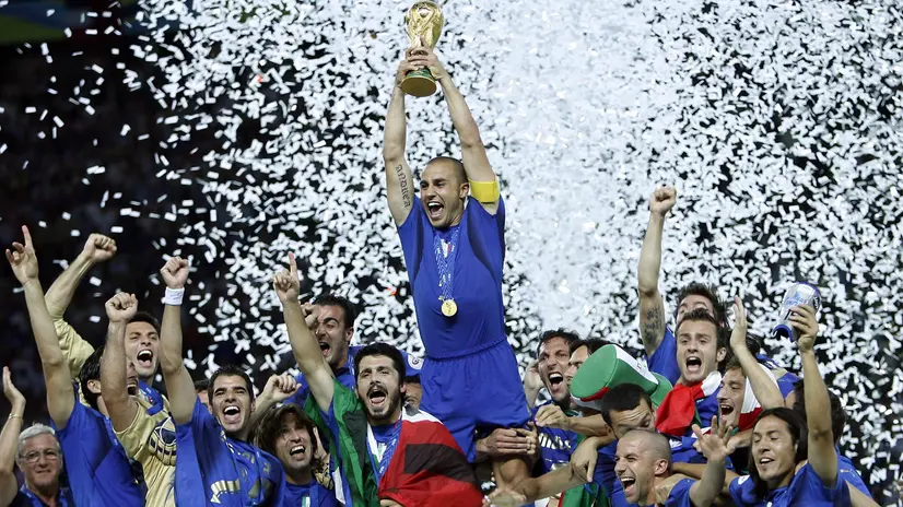 La Nazionale e il suo capitano Cannavaro alzano la Coppa del Mondo