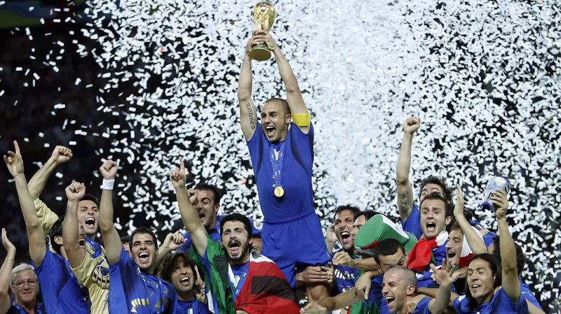 Cannavaro alza la Coppa al cielo