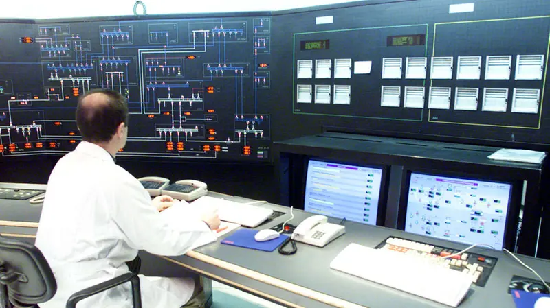 La sala di telecontrollo di Asm, alla fine degli anni Novanta - © www.giornaledibrescia.it