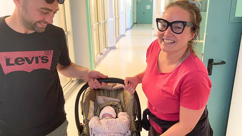 Noemi con mamma e papà
