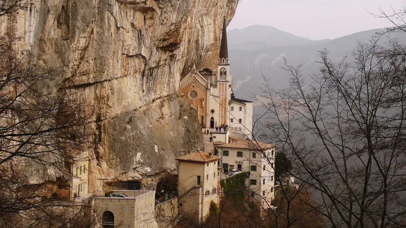 Il santuario della Madonna della Corona