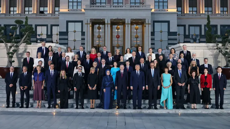 La foto di gruppo dei leader al summit della Nato - Foto Ansa © www.giornaledibrescia.it