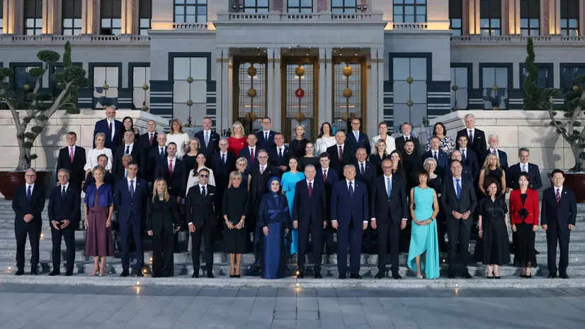 La foto di gruppo dei leader al summit della Nato - Foto Ansa © www.giornaledibrescia.it