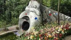 Una delle opere nel giardino botanico André Heller - © www.giornaledibrescia.it