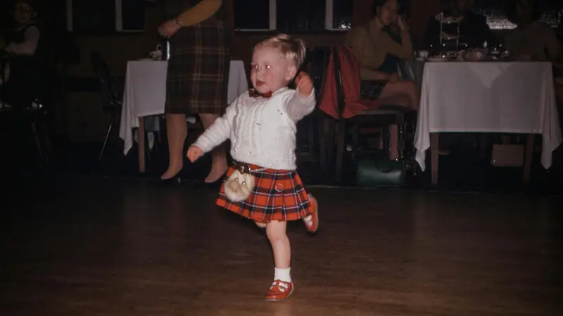 Un bambino con il kilt scozzese