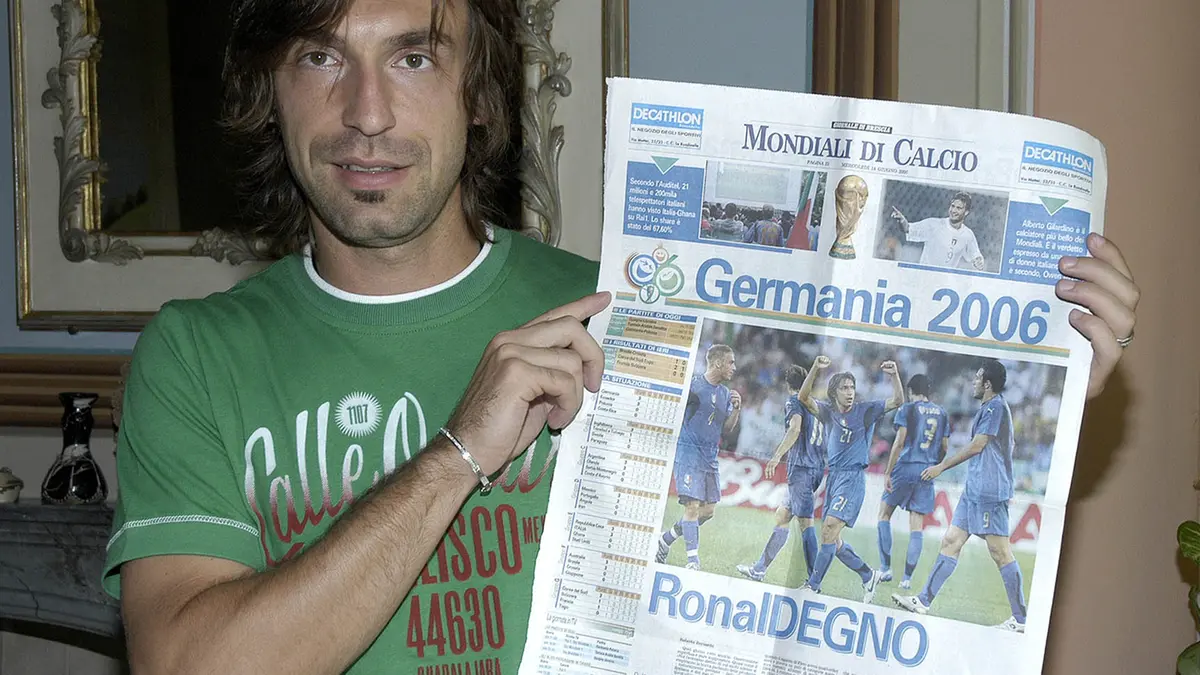 Nel 2006, Pirlo in posa con la storica pagina del GdB - Foto New Reporter © www.giornaledibrescia.it