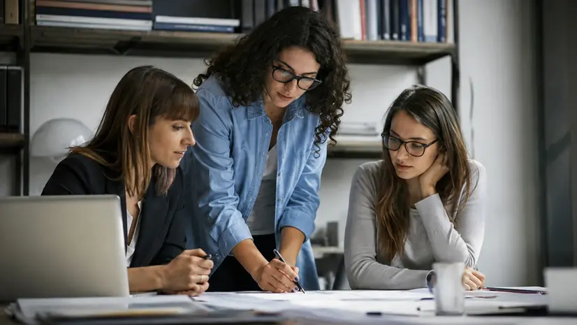 Il lavoro femminile continua a scontrarsi con il peso dei carichi di cura familiari