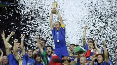 Cannavaro alza la Coppa al cielo