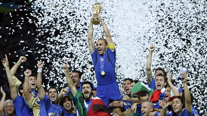 Cannavaro alza la Coppa al cielo