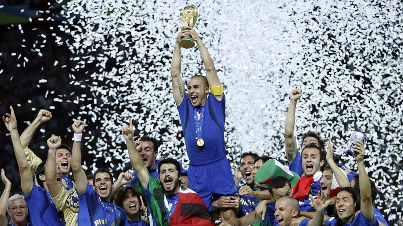 Cannavaro alza la Coppa al cielo