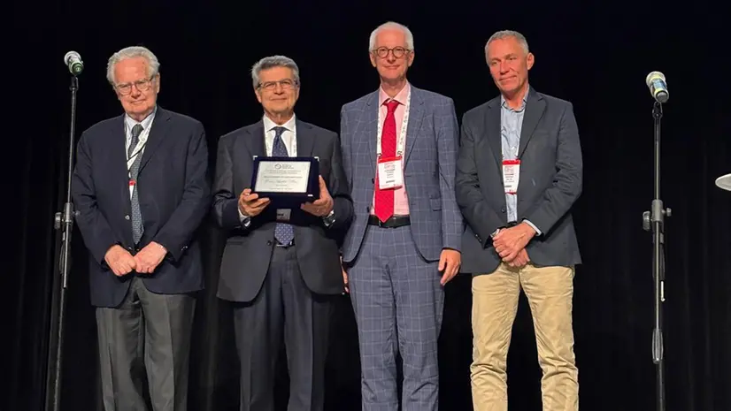 Un momento della premiazione del professore bresciano