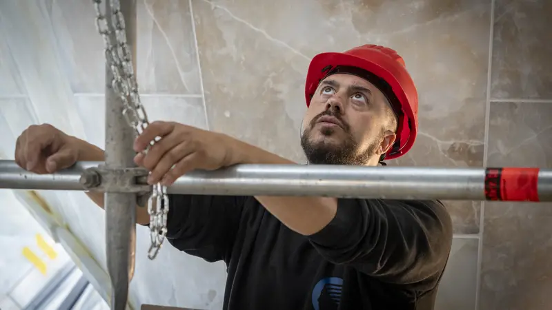 L'artista Andrea Mastrovito durante l'installazione dell'Agnus Dei nella torre di Gesù Cristo - Foto Pep Daudé