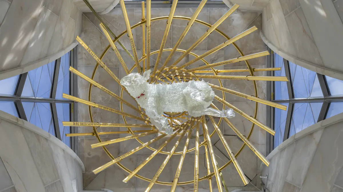 L'Agnus Dei di Andrea Mastrovito all'interno della Sagrada Familia - Foto Pep Daudé