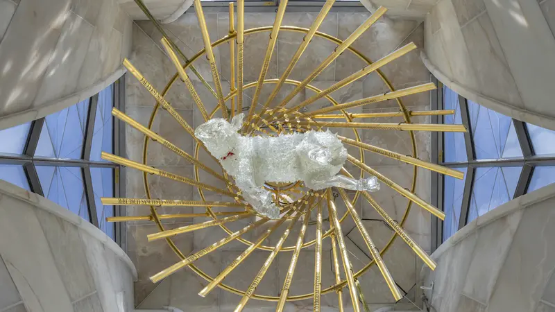 L'Agnus Dei di Andrea Mastrovito all'interno della Sagrada Familia - Foto Pep Daudé