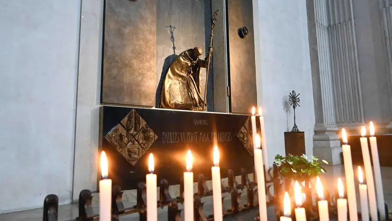 La statua di san Paolo VI in cattedrale