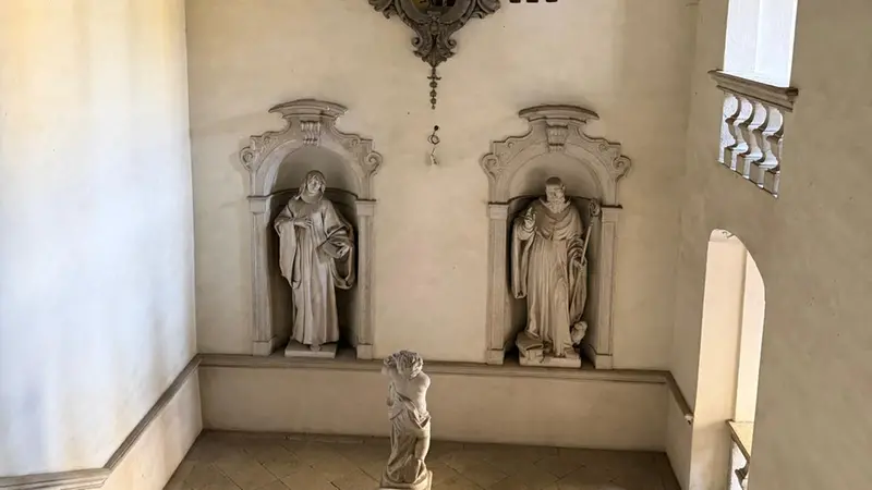 Le statue di san Benedetto e santa Scolastica nel complesso di san Faustino