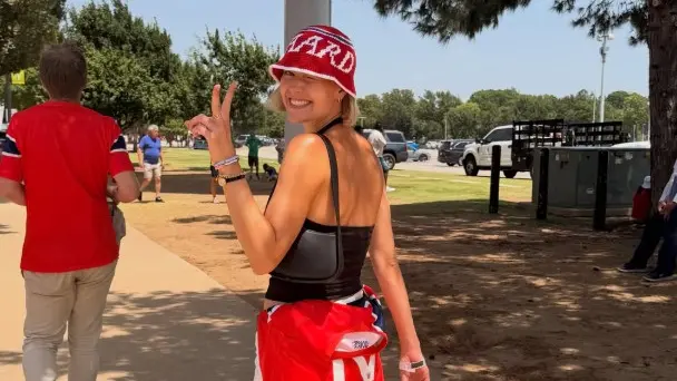 Helene Spilling, moglie del capitano Ødegaard, con il cappellino da lei inventato e utilizzato da tutti i norvegesi -