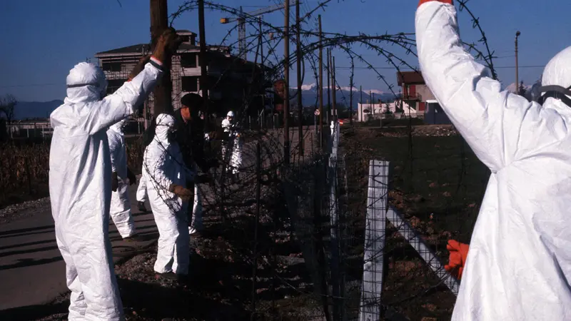 Tecnici al lavoro nel sito contaminato di Seveso in una foto del 1976 - Foto Ansa © www.giornaledibrescia.it