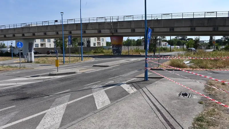 Il tratto di strada che precede il ponte dopo la rimozione della struttura - Foto Gabriele Strada/Neg © www.giornaledibrescia.it