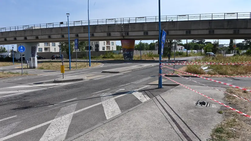 Il tratto di strada che precede il ponte dopo la rimozione della struttura - Foto Gabriele Strada/Neg © www.giornaledibrescia.it