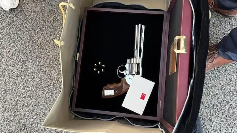 La pistola regalata da Erdogan ai leader Nato - Foto Ansa © www.giornaledibrescia.it