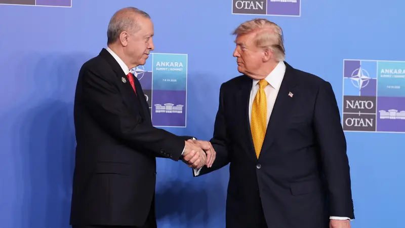 La stretta di mano tra Trump e Erdogan - Foto Epa © www.giornaledibrescia.it