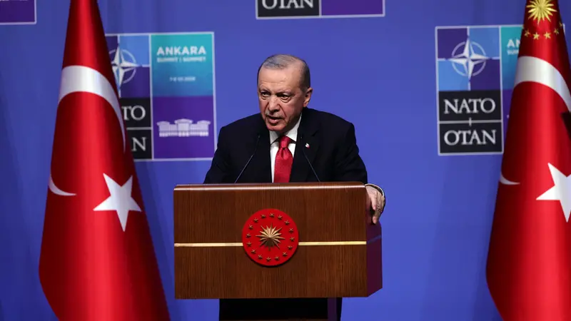 Il presidente turco Erdogan durante il meeting Nato di Ankara - Foto Epa © www.giornaledibrescia.it