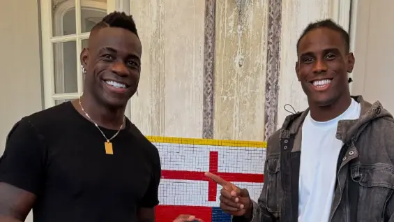 Mario Balotelli con il fratello Enock Barwuah (da Instagram)