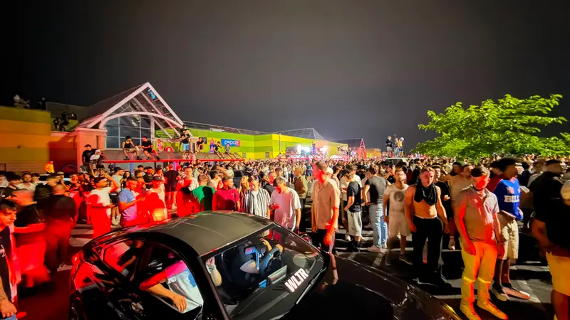 Il raduno illegale a Mazzano, nel parcheggio del supermercato Tosano