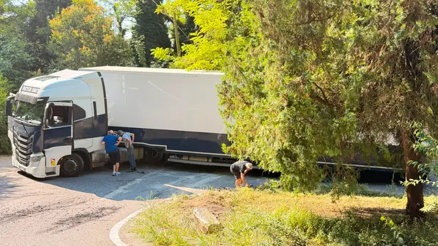 Tir si incastra lungo la strada per San Michele