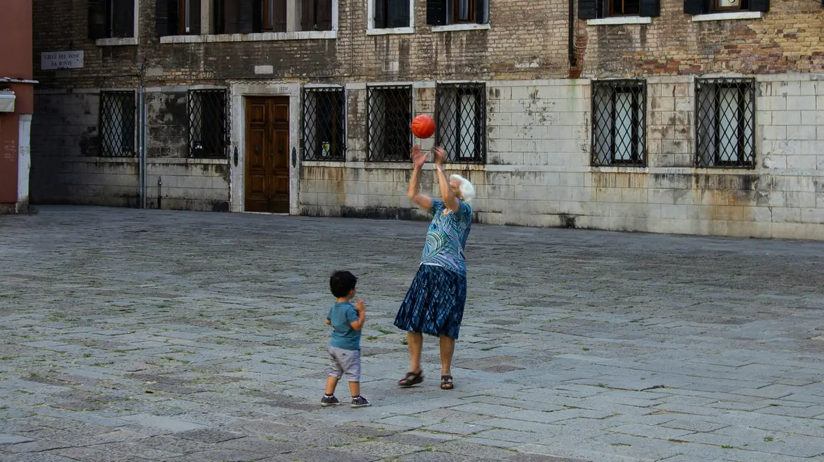 Una nonna italiana che gioca in piazza