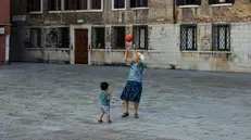 Una nonna italiana che gioca in piazza